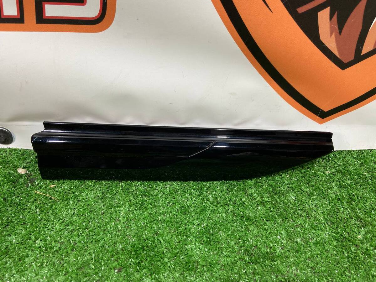 LR153971 Right wing molding Range Rover Velar L560 (2018-) Used
